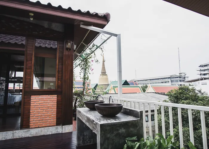 Feung Nakorn Balcony Rooms And Cafe Bangkok